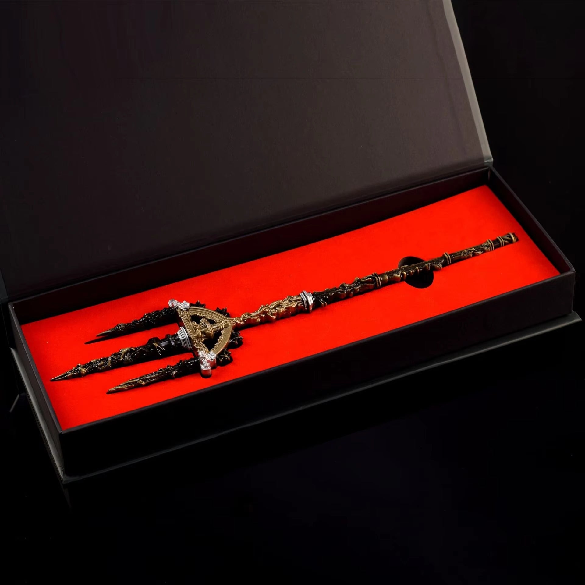 Mohgwyn's Sacred Spear metal replica inside presentation collector box